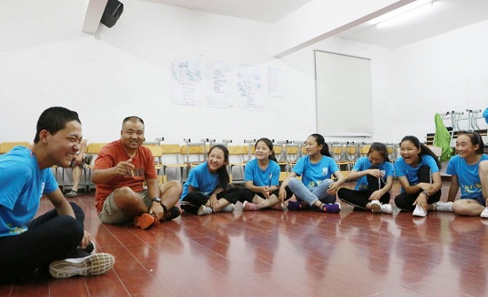 12名營員從南藏族自治州的卓尼縣啟程，在兩位慈母般的老師呵護下，途經蘭州隨列車一路來到夢想中的“東方巴黎”。體驗大都市生活氣息的同時，孩子們也感受到中建八局人認真貫徹落實中央精準扶貧戰略、積極擔當滬上央企社會責任的無疆大愛。（王廣濱）