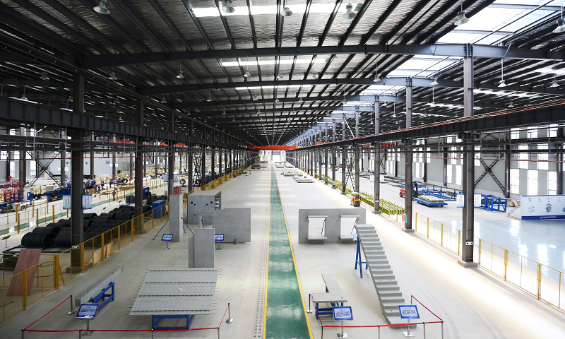 裝配式建筑俗稱(chēng)“像造汽車(chē)一樣造房子”，是將房子的部分或所有構(gòu)件在工廠預(yù)制完成，然后運(yùn)到施工現(xiàn)場(chǎng)進(jìn)行組裝。發(fā)展裝配式建筑是黨中央國(guó)務(wù)院推動(dòng)供給側(cè)結(jié)構(gòu)性改革，促進(jìn)建筑業(yè)轉(zhuǎn)型升級(jí)的重要舉措，也是綠色發(fā)展和提升城市發(fā)展品質(zhì)的必然選擇。圖為中國(guó)通號(hào)旗下通號(hào)建設(shè)集團(tuán)在廣西投資建設(shè)的“造房工廠”。