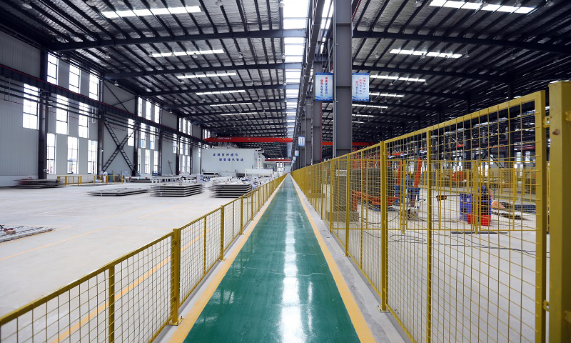 相比傳統(tǒng)建筑方式，裝配式建筑能有效減少建筑垃圾和揚(yáng)塵污染，縮短建造工期，提升工程質(zhì)量，使住宅性能更優(yōu)、質(zhì)量更佳。圖為房屋部品部件生產(chǎn)車(chē)間。