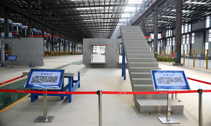 圖為成型的建筑部品構(gòu)件：樓梯、陽(yáng)臺(tái)、隔墻。