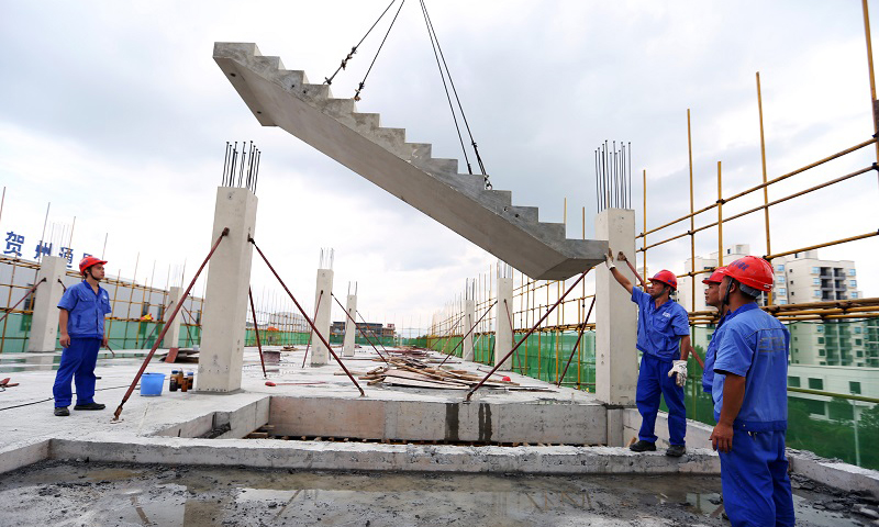 建筑工人根據(jù)施工計(jì)劃將部品部件有序拼裝，然后進(jìn)行部分現(xiàn)澆，使建筑工地變成“總裝車(chē)間”。圖為“總裝車(chē)間”一隅。