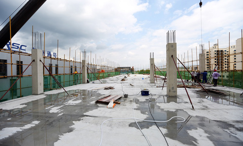 相比于傳統(tǒng)的建筑施工工地，裝配式建筑工地不僅大量減少了用材消耗，而且大幅降低了安全隱患，最終可以實(shí)現(xiàn)手工變機(jī)械、工地變工廠、施工變總裝、技術(shù)工人變操作工人、農(nóng)民工變產(chǎn)業(yè)工人“五大變革”，同時(shí)保證質(zhì)量、成本、進(jìn)度“三大可控”。圖為整潔的裝配式建筑工地。