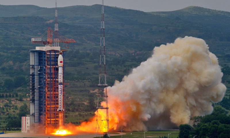 執(zhí)行本次發(fā)射任務(wù)的長(zhǎng)征四號(hào)乙運(yùn)載火箭由航天科技集團(tuán)八院抓總研制，是一款常溫液體推進(jìn)劑三級(jí)運(yùn)載火箭。該火箭主要用于發(fā)射太陽(yáng)同步軌道衛(wèi)星，具有可靠性高和適應(yīng)強(qiáng)的特點(diǎn)。（新華社記者 曹陽(yáng) 攝）