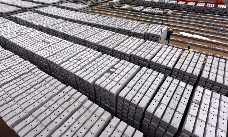 7月16日，工人在中鐵十一局橋梁公司曲水制枕場吊裝軌枕成品。（新華社記者 宋振平 攝）