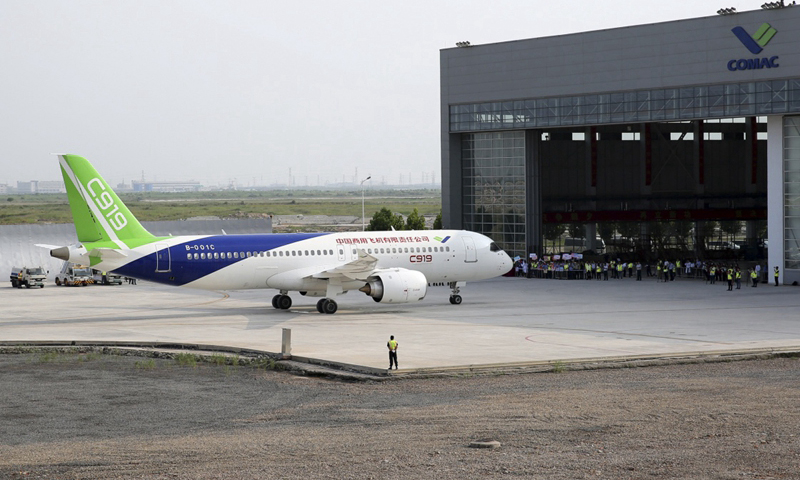 7月12日，C919大型客機102架機停在山東東營勝利機場的停機坪上。新華社發（周廣學 攝）