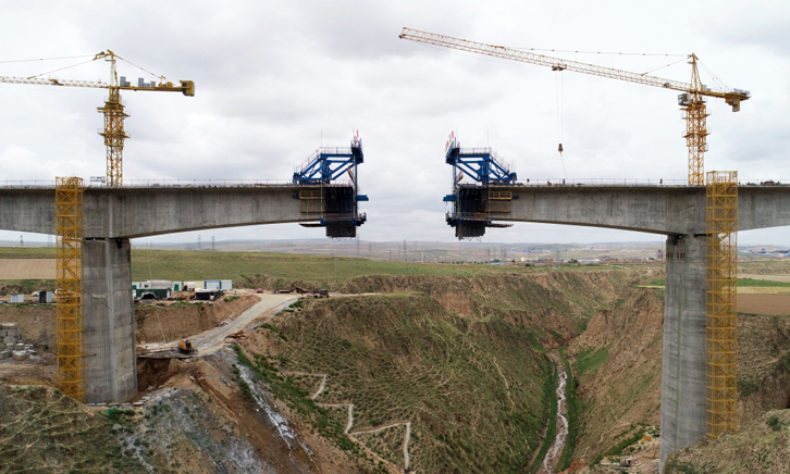 目前，銀（川）西（安）高鐵甘寧段工程進(jìn)入全面架設(shè)連續(xù)梁階段，中鐵上海工程局工作人員正加緊施工。7月7日無人機(jī)拍攝的銀西高鐵甘寧段施工現(xiàn)場(chǎng)。（新華社記者 王鵬 攝）