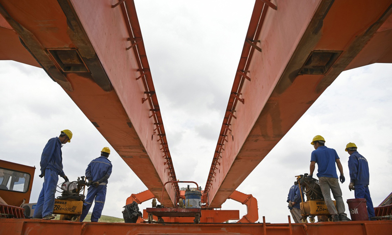 銀西高鐵是國(guó)家高速鐵路網(wǎng)的重要組成部分。全線通車后，從銀川至西安車程將縮短至3小時(shí)左右。圖中是7月7日，中鐵上海工程局工作人員在銀西高鐵甘寧段施工現(xiàn)場(chǎng)工作。（新華社記者 王鵬 攝）