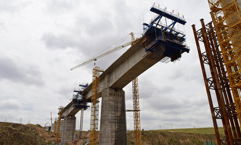 7月7日拍攝的銀西高鐵甘寧段施工現(xiàn)場(chǎng)。（新華社記者 朱祥 攝）