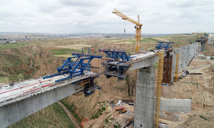 7月7日無人機(jī)拍攝的銀西高鐵甘寧段施工現(xiàn)場(chǎng)。（新華社記者 王鵬 攝）