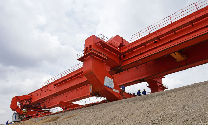 7月7日，中鐵上海工程局工作人員在銀西高鐵甘寧段施工現(xiàn)場(chǎng)工作。（新華社記者 朱祥 攝）