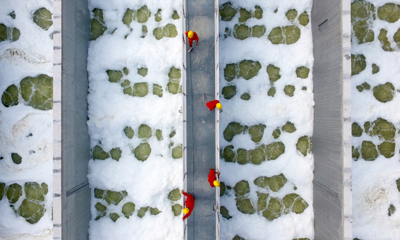 近日，由中鐵上海工程局集團承建的福州洋里污水處理廠一二三期提標改造工程完成土建和設(shè)備安裝，進入通水試運行階段。本次提標改造工程進一步提高污水處理標準，實現(xiàn)出水一級A達標排放。圖為7月2日，中鐵上海工程局工作人員在巡視運行中的福州洋里污水廠二期MBR生物反應(yīng)池。（新華社記者 姜克紅 攝）