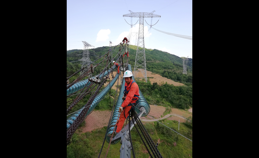 年輕的施工人員用汗水鑄就優質工程，青春在奮斗中綻放光彩。（作者：鄒小民）