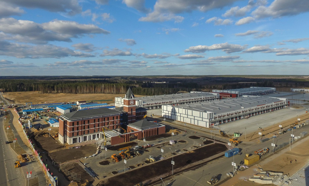 這是在白俄羅斯首都明斯克以東25公里處拍攝的中白工業(yè)園的資料照片。由中白兩國國家元首倡建的中白工業(yè)園，是兩國合作共建絲綢之路經(jīng)濟帶的標(biāo)志性工程。截至2017年底，該工業(yè)園已經(jīng)吸引了來自中國、白俄羅斯、俄羅斯、美國、德國、奧地利和立陶宛的23家企業(yè)入駐，逐漸發(fā)展成為一個國際合作的良好平臺。新華社發(fā)