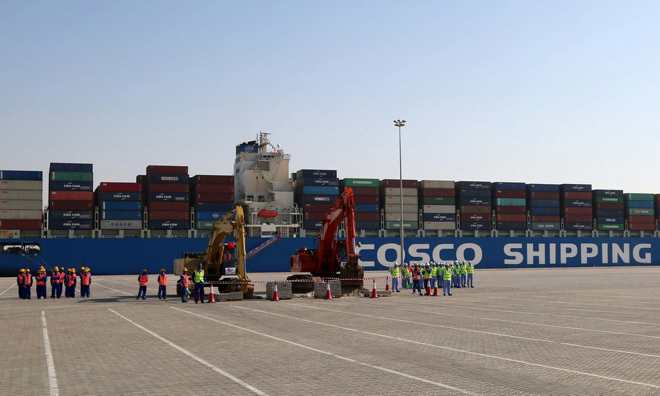 這是2017年11月5日，在阿拉伯聯(lián)合酋長國阿布扎比，中遠海運港口有限公司舉行中遠海運港口阿布扎比碼頭正式動工暨場站租賃簽約儀式，標(biāo)志著中國和阿聯(lián)酋“一帶一路”項目建設(shè)取得新進展。（新華社記者蘇小坡 攝）