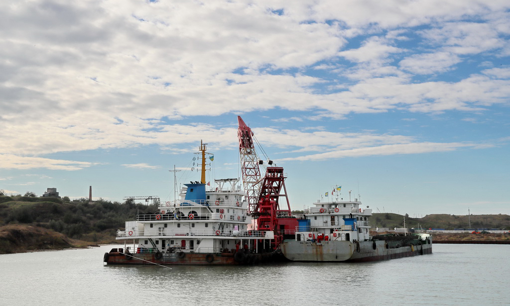 這是2017年10月12日，一組由駁船、運泥船和抓斗式疏浚船組成的清淤單元在烏克蘭敖德薩州南方港施工。由中國港灣工程有限責(zé)任公司承攬，中國交建天津航道局有限公司承建的烏克蘭南方港糧食碼頭疏浚工程2018年1月30日舉行竣工簽字儀式。南方港疏浚項目解決了該港口被淤泥阻塞多年的困擾，對烏克蘭進一步擴大糧食出口具有戰(zhàn)略意義。（新華社記者陳俊鋒 攝）