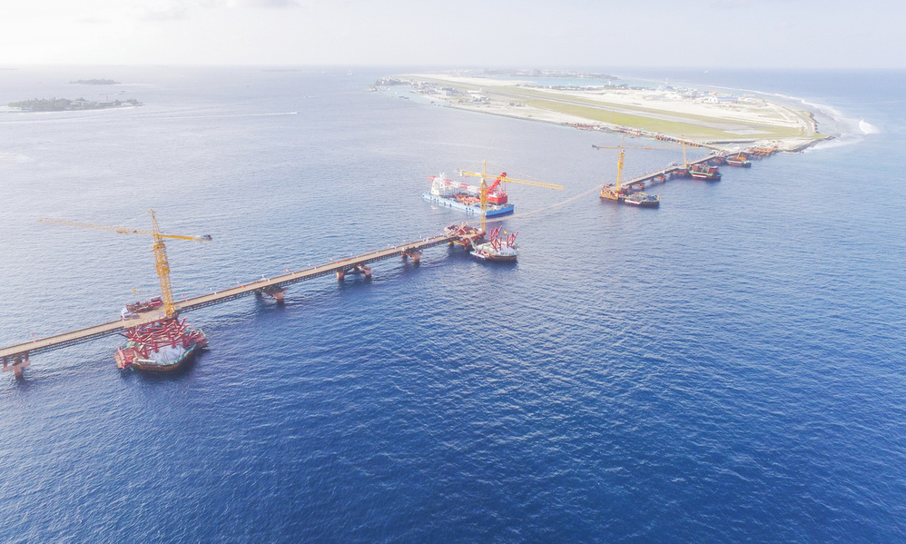 2017年7月6日俯拍的馬爾代夫中馬友誼大橋建設(shè)現(xiàn)場。中馬友誼大橋于2016年初正式動工，是中馬共建“一帶一路”的重要合作項目。作為馬爾代夫有史以來第一座大橋，同時也是印度洋上第一座跨海大橋，中馬友誼大橋連通馬爾代夫首都馬累和機場島，由橋梁、填海路堤及道路等組成，使用壽命100年。新華社發(fā)