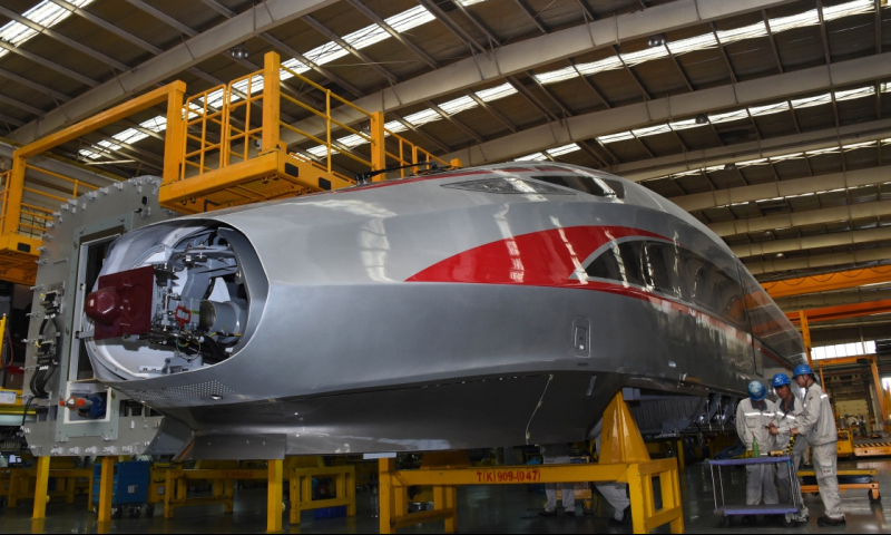 5月10日，一輛“復(fù)興號”動車組在總裝生產(chǎn)線上裝配。（新華社記者 李紫恒 攝）