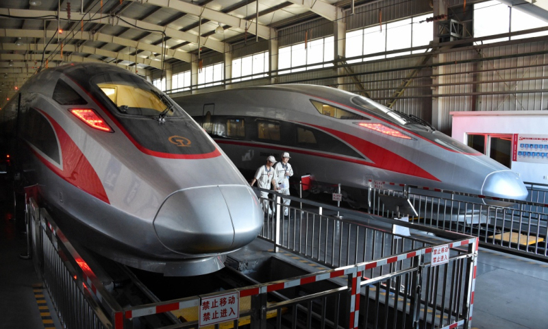 5月10日，兩列16輛長編組“復(fù)興號”動車組在中車四方調(diào)試廠房做最后的靜態(tài)調(diào)試試驗(yàn)。（新華社記者 李紫恒 攝）