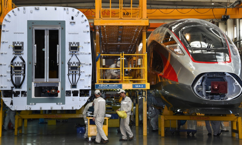 5月10日，“復(fù)興號”動車組在總裝生產(chǎn)線上裝配。（新華社記者 李紫恒 攝）