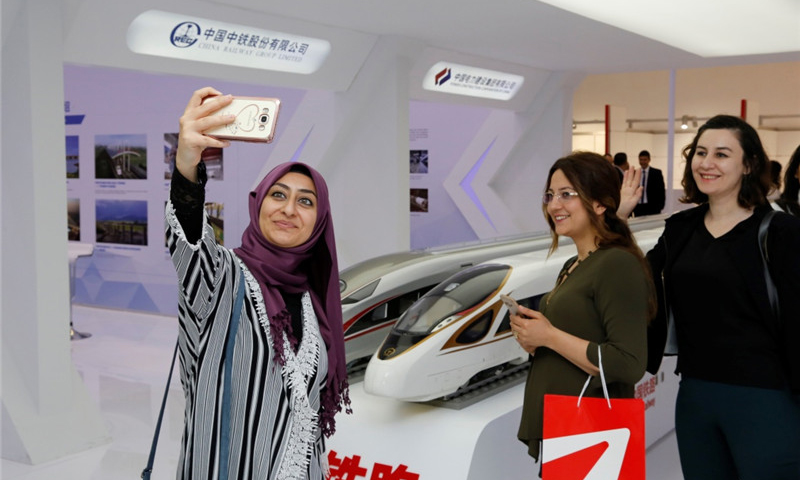 5月8日，在土耳其安卡拉，觀眾在國際高鐵大會上與中國“復興號”高鐵列車模型合影。（新華社記者 秦彥洋 攝）