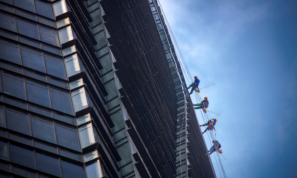 工作人員在昆明萬達雙塔上工作。（作者：鮑禹）