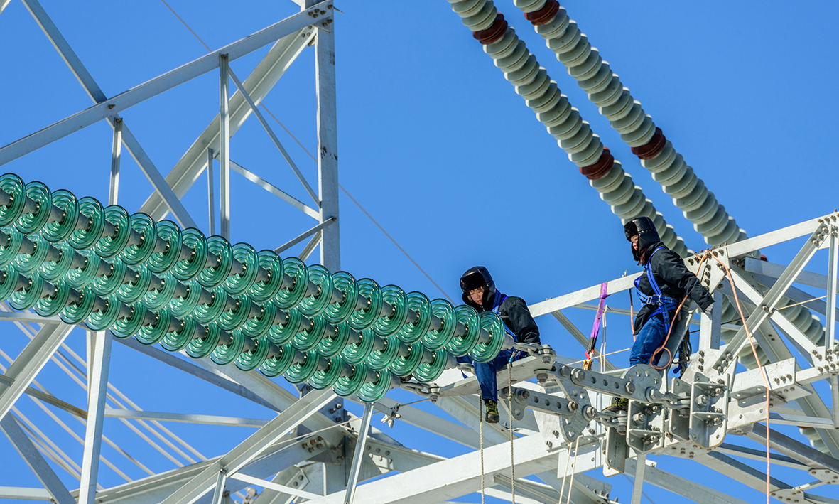 王慧妹與王林夢在1000千伏勝錫線開展作業。（作者：李廣杰）