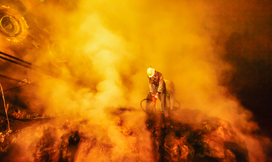 檢修現(xiàn)場的忙碌奮戰(zhàn)（作者：張衛(wèi)剛）