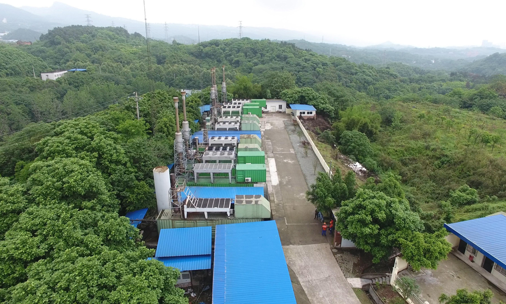 長(zhǎng)生橋垃圾填埋場(chǎng)位于南岸區(qū)茶園新區(qū)長(zhǎng)生橋鎮(zhèn)，占地約1037畝，主要接受重慶主城區(qū)5個(gè)區(qū)的生活垃圾，于2003年7月投入運(yùn)行，2016年5月關(guān)停。高峰期日處理垃圾3000噸，現(xiàn)已填生活垃圾1043萬(wàn)噸，接近庫(kù)容量。隨著重慶主城區(qū)面積的迅速擴(kuò)大，長(zhǎng)生橋垃圾填埋場(chǎng)的環(huán)境污染問(wèn)題給周邊群眾的生產(chǎn)生活帶來(lái)較大影響，對(duì)其進(jìn)行污染控制及治理建設(shè)迫在眉睫。圖為沼氣發(fā)電區(qū)。