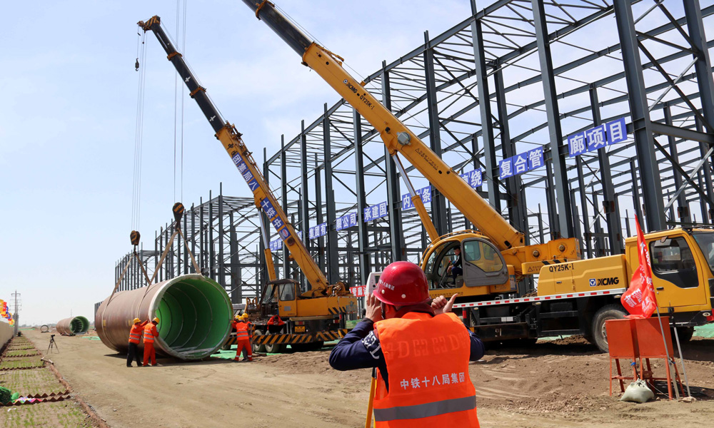 經(jīng)國家化學(xué)建筑材料檢測中心等權(quán)威機構(gòu)檢測認(rèn)定，在同等埋深和受壓條件下，竹纏繞城市綜合管廊的抗震、抗沉降能力、保溫防凍性、耐腐蝕性等，均優(yōu)于混凝土管廊。經(jīng)試驗分析結(jié)果表明，在埋地 1 米深，地面車載90噸的情況下，竹纏繞城市綜合管廊最大豎向變形量不到1%，遠(yuǎn)低于3%的控制標(biāo)準(zhǔn)，使用壽命可達(dá)100年以上。（伍振 梁建剛 攝）