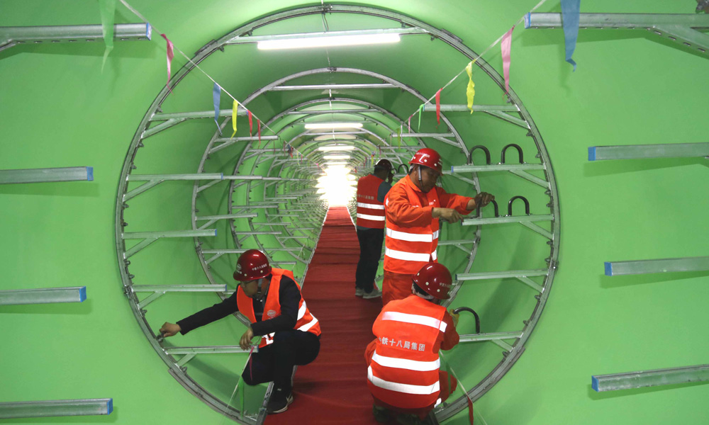 竹纏繞城市綜合管廊的重量是傳統(tǒng)混凝土管廊的十分之一，極大的降低了安裝難度，縮短了施工周期，與傳統(tǒng)的材料和工藝相比，它的綜合成本大約降低了10%到30%，而且使用壽命長，綠色低碳。（伍振 梁建剛 攝）