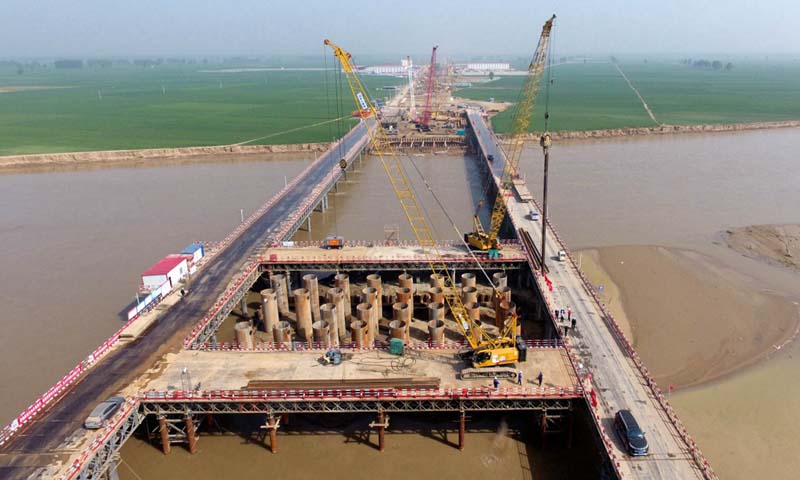 4月17日，施工中的鄭濟高鐵鄭州黃河特大橋（無人機航拍）。（新華社記者 朱祥 攝）