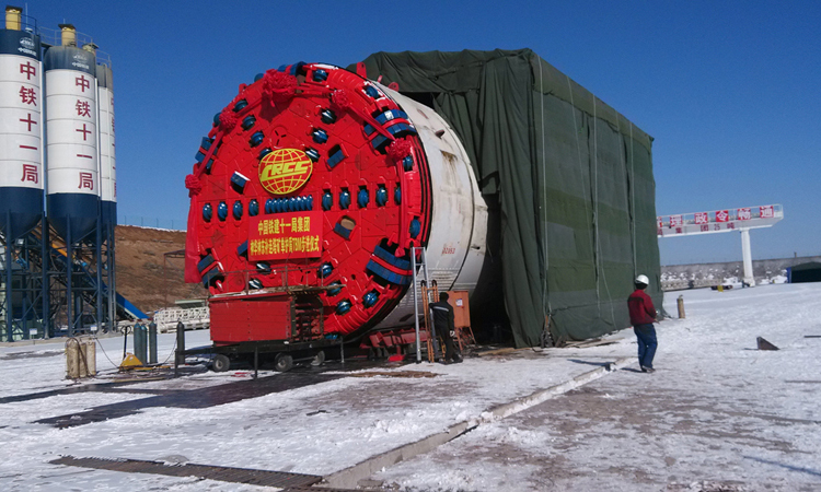 近年來，中國鐵建全力開拓全斷面隧道掘進(jìn)機產(chǎn)業(yè)，實現(xiàn)從零起步、從無到有、從有到大，徹底打破了多年來國外掘進(jìn)機的壟斷。圖為中國鐵建重工集團研制的單護盾斜井巖石隧道掘進(jìn)機。