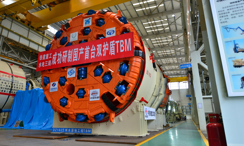 目前中國鐵建的掘進(jìn)機產(chǎn)品已連續(xù)4年占據(jù)國產(chǎn)市場的“半壁江山”，先后銷售400多臺套。市場占有率85%以上的TBM和大直徑盾構(gòu)機成為國產(chǎn)第一品牌，被廣泛應(yīng)用于國內(nèi)30多個省市的地鐵、鐵路、煤礦和水利等重點工程，同時出口歐洲，及中東地區(qū)，在“一帶一路”建設(shè)中大顯身手。圖為中國鐵建重工集團研制的雙護盾巖石隧道掘進(jìn)機。