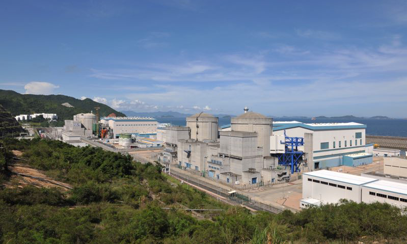 4月12日，中國(guó)廣核集團(tuán)旗下的大亞灣核電運(yùn)營(yíng)管理有限責(zé)任公司對(duì)外通報(bào)，我國(guó)嶺澳核電站1號(hào)機(jī)組連續(xù)13年無(wú)非計(jì)劃停機(jī)停堆，截至今年4月12日，實(shí)現(xiàn)連續(xù)安全運(yùn)行4381天，創(chuàng)造了國(guó)際同類(lèi)型機(jī)組連續(xù)安全運(yùn)行天數(shù)的最高紀(jì)錄。圖中是嶺澳核電站1號(hào)機(jī)組外景（資料照片）。