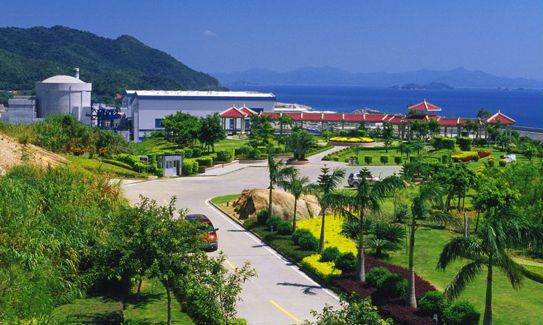 大亞灣核電運(yùn)營(yíng)管理有限責(zé)任公司負(fù)責(zé)運(yùn)營(yíng)管理大亞灣核電基地大亞灣核電站、嶺澳核電站（一期、二期）六臺(tái)百萬(wàn)千瓦級(jí)核電機(jī)組。圖為嶺澳核電站1號(hào)機(jī)組外景。