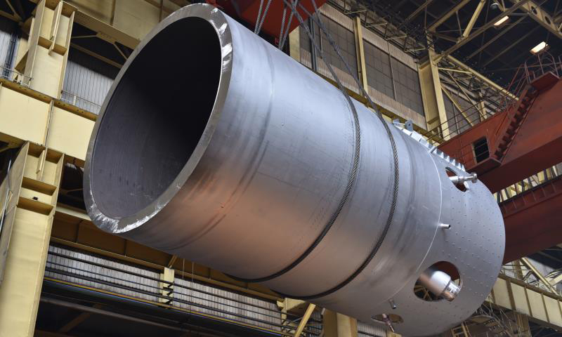 世界最大石化技術裝備---鎮海沸騰床渣油鍛焊加氫反應器組焊中。