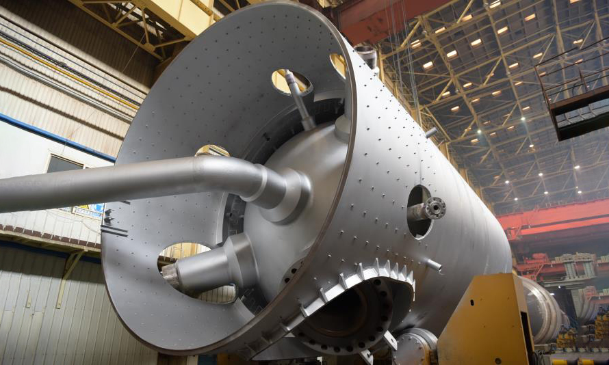 在制造過程中，由于沸騰床反應器結構不同于傳統固定床反應器，其內件安裝工藝復雜、加工精度高、制造難度極大。圖為世界最大石化技術裝備---鎮海沸騰床渣油鍛焊加氫反應器組焊中。