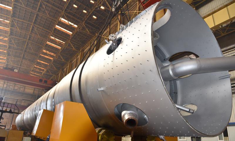 廣大工藝技術和一線員工嚴密項目管理、嚴格工藝規范、嚴肅質量監管，以精湛的制造技術，扎實的工作作風，先后攻克了反應器超長、超重、無法整體熱處理、射線檢測、非向心接管、不銹鋼接管全位置異種鋼焊接等諸多難題，優質高效地完成了制造任務。