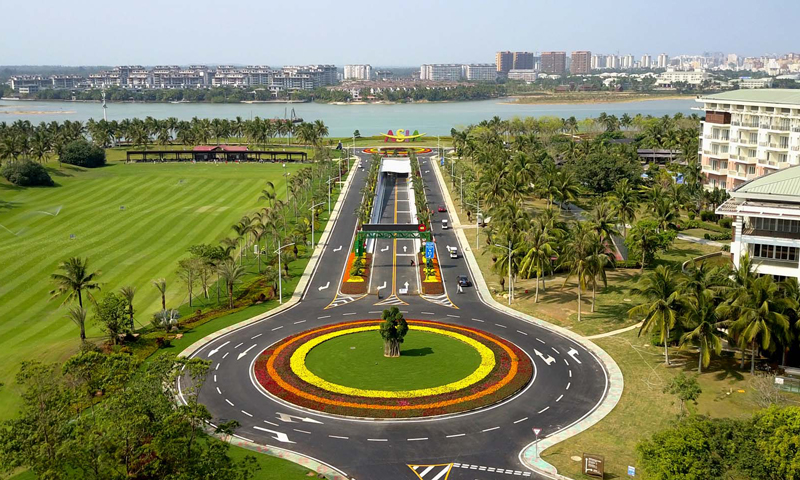 4月7日，由中國(guó)鐵建所屬鐵四院設(shè)計(jì)、中鐵十八局集團(tuán)建設(shè)者歷時(shí)9個(gè)月的日夜奮戰(zhàn)，“高顏值”博鰲亞洲論壇重點(diǎn)配套工程——博鰲通道工程提前一個(gè)月建成并投入使用。圖為中國(guó)鐵建十八局集團(tuán)承建的博鰲通道南岸。（楊海剛 攝）