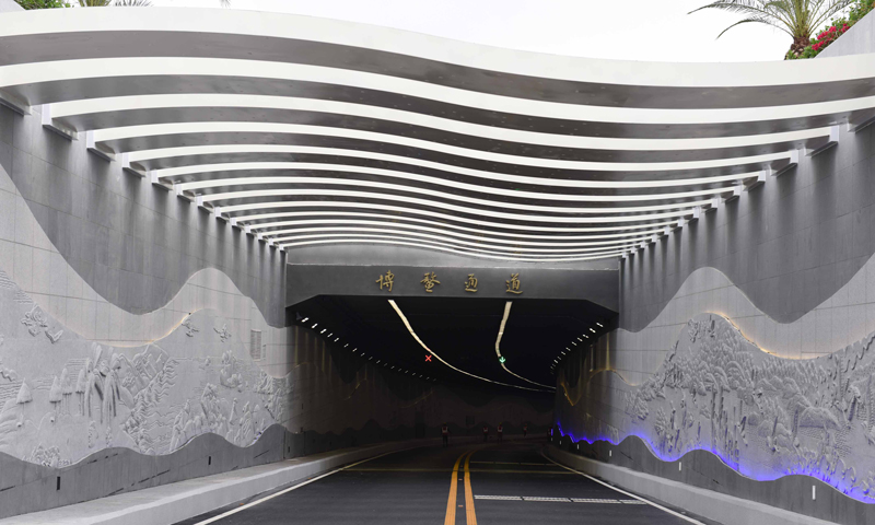 博鰲通道工程將博鰲亞洲論壇成立會(huì)址與論壇國(guó)際會(huì)議中心之間的行車時(shí)間，由過(guò)去的25分鐘縮短到3分鐘，有效地緩解了博鰲亞洲論壇年會(huì)期間的交通壓力。圖為中國(guó)鐵建十八局集團(tuán)承建的博鰲通道洞口。（楊海剛 攝）