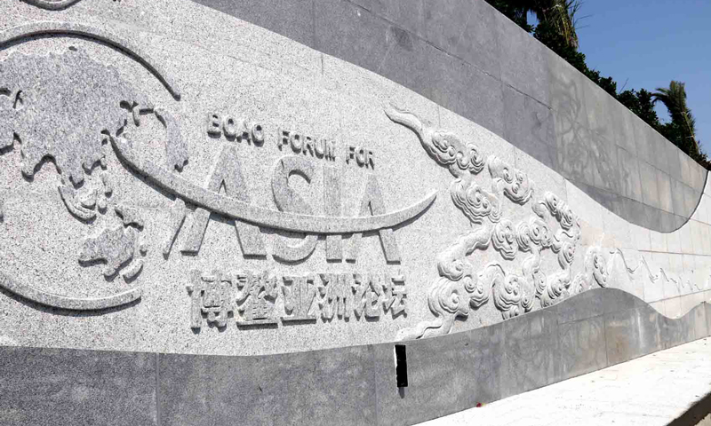 中國(guó)鐵建十八局集團(tuán)承建的博鰲通道上帶有博鰲亞洲論壇標(biāo)志的裝飾浮雕。（伍振 攝）