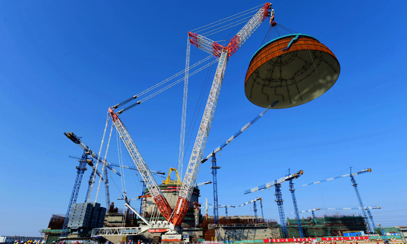 穹頂?shù)跹b是核電工程建設的重要節(jié)點。此次穹頂?shù)跹b比原計劃提前10天完成，標志著國內(nèi)第二臺“華龍一號”機組建設將由土建工程全面轉(zhuǎn)入設備安裝為主的施工階段，表明我國自主三代核電技術(shù)工程建設正在穩(wěn)步有序推進。（新華社記者 魏培全 攝）
