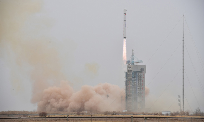 3月17日15時(shí)10分，我國(guó)在酒泉衛(wèi)星發(fā)射中心用長(zhǎng)征二號(hào)丁運(yùn)載火箭，成功將陸地勘查衛(wèi)星四號(hào)發(fā)射升空，衛(wèi)星進(jìn)入預(yù)定軌道，發(fā)射任務(wù)取得圓滿成功。新華社發(fā)（汪江波 攝）