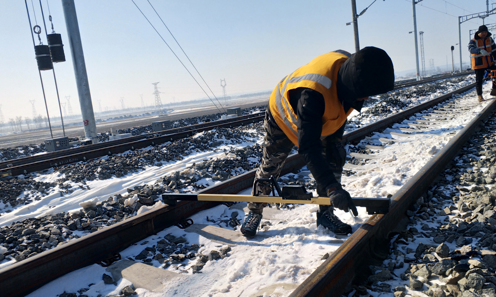 自2017年9月線路精調施工啟動以來，所有參建者們放棄了節假日的休息，奮戰在施工一線，已完成雙線319公里的線路精調施工，剩余8.7公里。目前，施工人員正在現場加緊施工做最后的沖刺，為下一步的工電聯調、聯調聯試打基礎。圖為中國鐵建所屬二十三局二公司哈佳鐵路項目員工正在測量軌距。