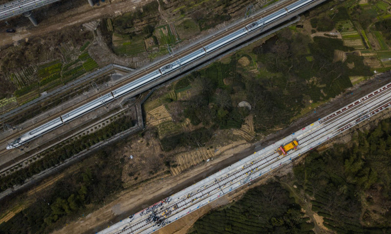 3月12日，在浙江省杭州市蕭山區的傳芳特大橋上，中鐵四局順利鋪下最后一對500米長鋼軌，鋁熱焊機完成最后一對軌頭焊接，標志著杭州至黃山鐵路客運專線軌道全線貫通，為今年正式開通運營奠定了基礎。（新華社記者 黃宗治 攝）