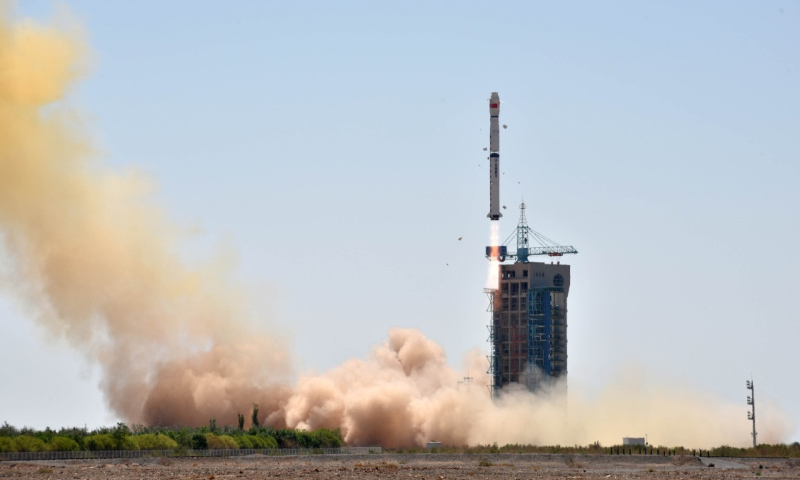 “創(chuàng)新是一個(gè)民族進(jìn)步的靈魂，是一個(gè)國(guó)家興旺發(fā)達(dá)的不竭動(dòng)力，也是中華民族最深沉的民族稟賦。” 2017年，全社會(huì)研究與試驗(yàn)發(fā)展支出預(yù)計(jì)達(dá)到1．76萬(wàn)億元，比2012年增長(zhǎng)70．9%；科技進(jìn)步貢獻(xiàn)率從2012年52．2%升至57．5%，國(guó)家創(chuàng)新能力排名從2012年第20位升至第17位……圖為2017年6月15日11時(shí)00分，我國(guó)在酒泉衛(wèi)星發(fā)射中心用長(zhǎng)征四號(hào)乙運(yùn)載火箭，成功發(fā)射硬X射線調(diào)制望遠(yuǎn)鏡衛(wèi)星“慧眼”。這次發(fā)射還搭載了國(guó)內(nèi)外3顆小衛(wèi)星。新華社發(fā)（甄哲 攝）