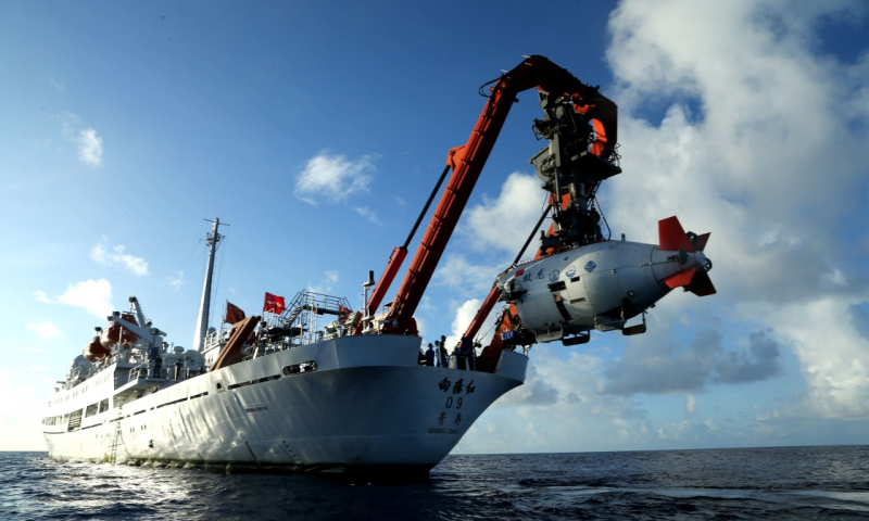 五年來(lái)，我國(guó)科技創(chuàng)新能力顯著提升，主要?jiǎng)?chuàng)新指標(biāo)進(jìn)入世界前列，科技創(chuàng)新水平加速邁向國(guó)際第一方陣。在砥礪奮進(jìn)的五年中，我國(guó)科技創(chuàng)新持續(xù)發(fā)力，實(shí)現(xiàn)了歷史性、整體性、格局性重大變化。圖為2017年6月1日，在馬里亞納海溝作業(yè)區(qū)，“蛟龍”號(hào)載人潛水器離開(kāi)“向陽(yáng)紅09”科學(xué)考察船緩緩進(jìn)入水中。（新華社記者 劉詩(shī)平 攝）