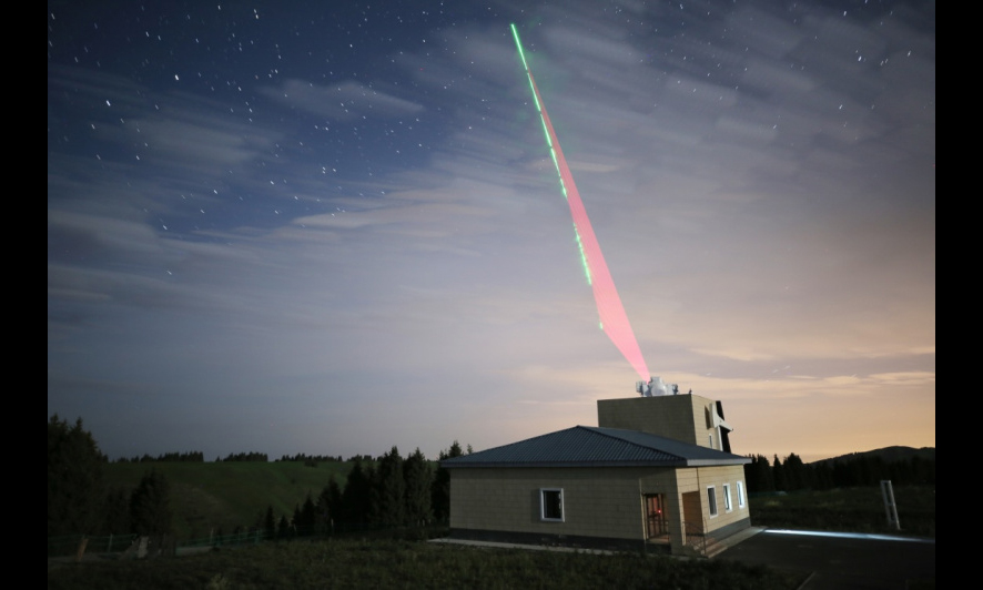 2017年6月15日，在烏魯木齊南山觀測(cè)站，“墨子號(hào)”量子科學(xué)實(shí)驗(yàn)衛(wèi)星過(guò)境，科研人員在做實(shí)驗(yàn)（合成照片）。（新華社記者 金立旺 攝）