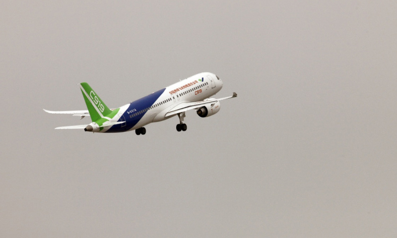 2017年5月5日，中國(guó)首款國(guó)際主流水準(zhǔn)的干線客機(jī)C919在上海浦東國(guó)際機(jī)場(chǎng)首飛。（新華社記者 方喆 攝）