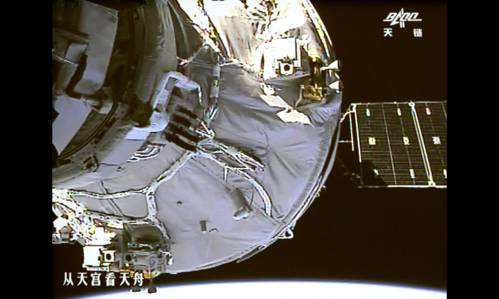 2017年4月22日，北京航天飛行控制中心大廳大屏幕顯示天舟一號(hào)與天宮二號(hào)自動(dòng)交會(huì)對(duì)接畫(huà)面。這是天舟一號(hào)與天宮二號(hào)進(jìn)行的首次自動(dòng)交會(huì)對(duì)接，也是我國(guó)自主研制的貨運(yùn)飛船與空間實(shí)驗(yàn)室的首次交會(huì)對(duì)接。新華社發(fā)（王泗江 攝）